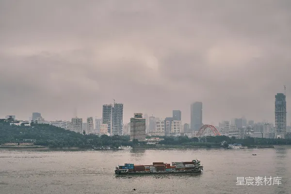 高清摄影 白天在海上的红色货船