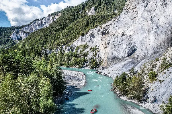 高清摄影 河边有船，远处是山峦。