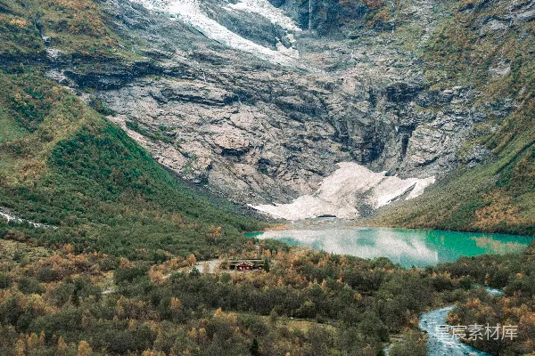 高清摄影 湖中间一片绿草地上方连着山峦