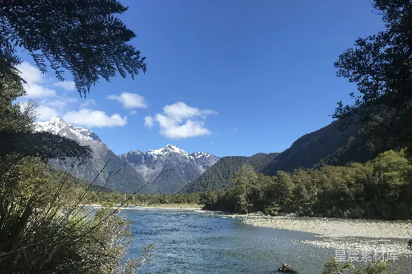 高清摄影 水面之下是青山，蓝天作背景。