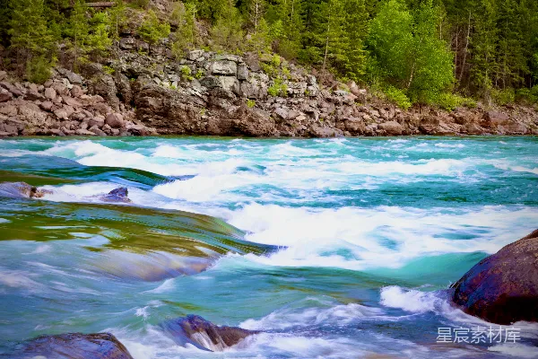 高清摄影 一条碧绿色的河流穿过崎岖的土地。