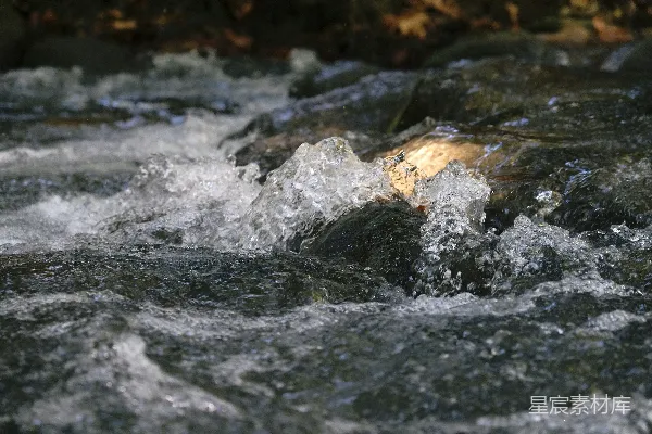 高清摄影 溪水湍急，在岩石间流淌。