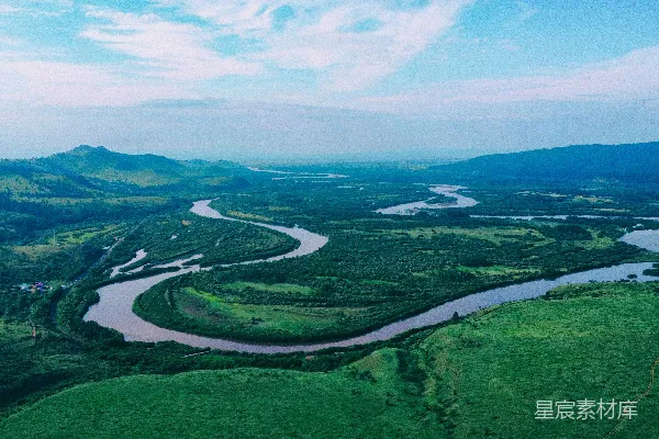 高清摄影 一条河流穿越一片翠绿的乡村 landscape