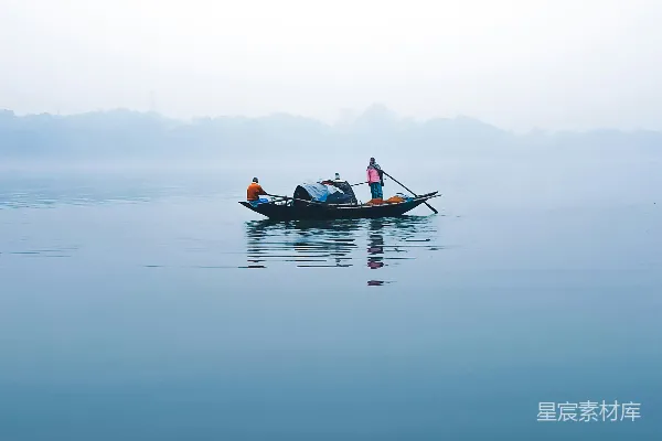 高清摄影 小船中的人在水中央。