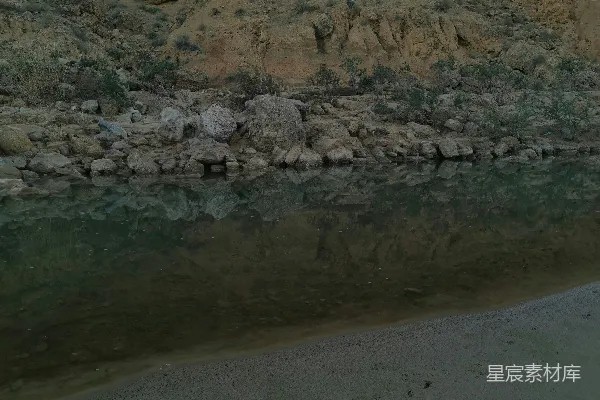 高清摄影 周边有石头和草的水域