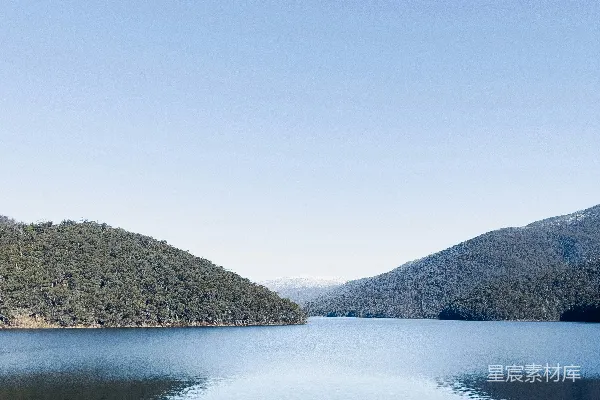高清摄影 背景中有山的水域