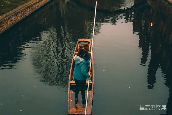 高清摄影 一个人在小船上漂浮在水面之上。