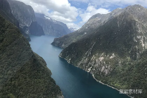 高清摄影 山间云雾中的白天水面