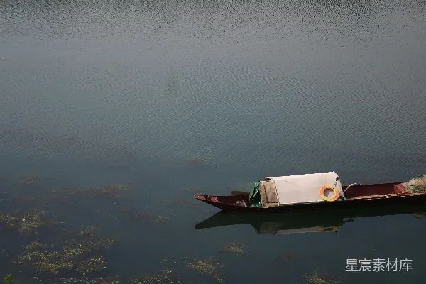 高清摄影 湖面上一艘小船漂浮着