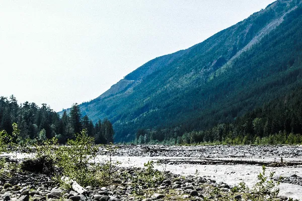 高清摄影 背景中有山的河流
