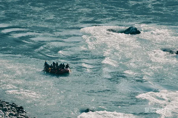 高清摄影 一群人在水面漂浮着