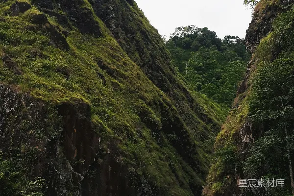 高清摄影 一条有瀑布的河流