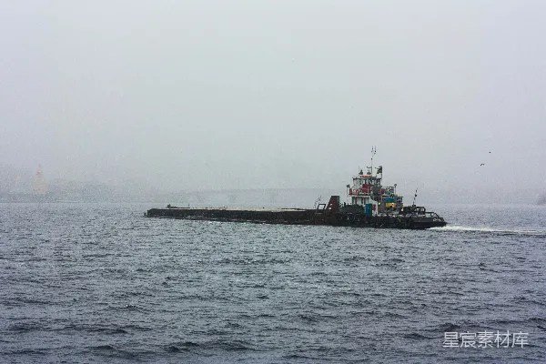 高清摄影 白天下海黑船 beneath 白色 天空