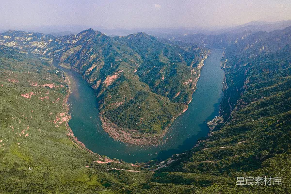 高清摄影 背景中一座大山的景象