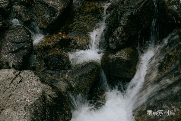 高清摄影 白天水流在岩石海岸上流淌