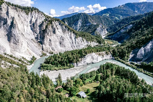 高清摄影 一条河流穿过山谷之间连绵的山脉
