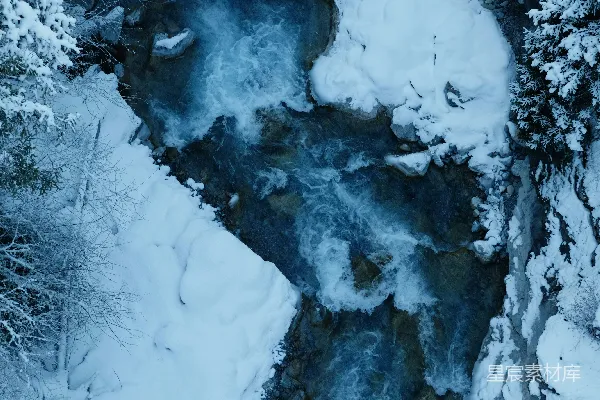 高清摄影 一条河流穿过一片覆雪的森林