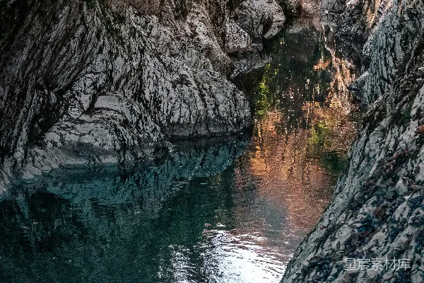 高清摄影 白天岩石群旁的灰色岩层