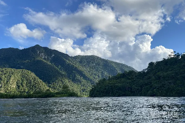 高清摄影 青山绿水间白雲蓝天之下的白天景色