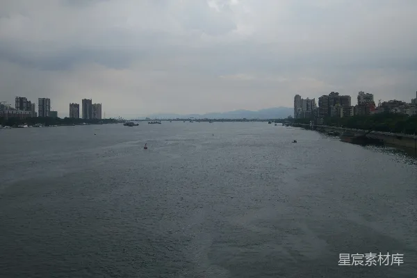 高清摄影 城市建筑物附近的日间水域
