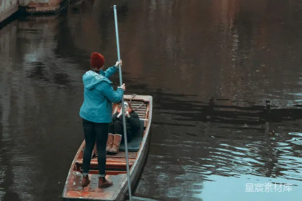 高清摄影 一个女人站在一艘船上的水里