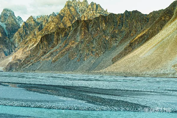 高清摄影 前景中有一条山脉和一片水域
