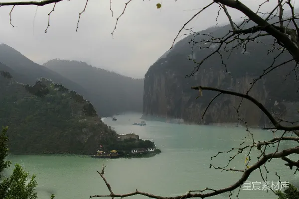 高清摄影 山环水绕的水域