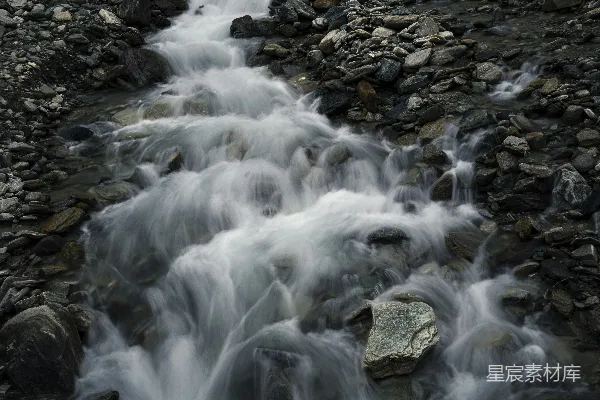 高清摄影 白天水滴落在岩石海岸上