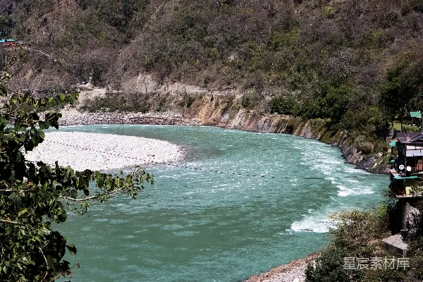 高清摄影 一条河流流经山地景观。
