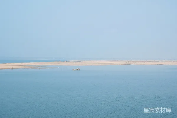 高清摄影 一只小船漂浮在一大片水体上