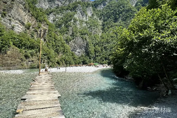 高清摄影 河上的一条木制走道