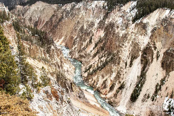 高清摄影 一条河流穿过一座被山峦环绕的峡谷
