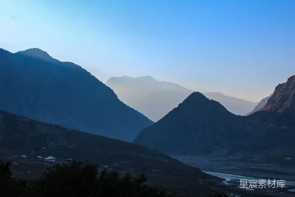 高清摄影 山峦前有一条河流