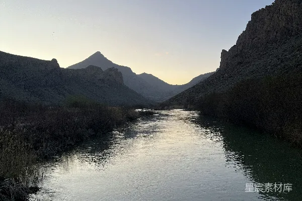 高清摄影 背景中有山的水域