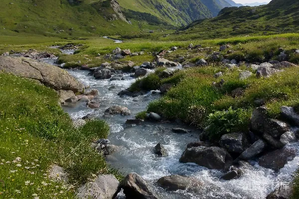 高清摄影 一条河流穿过山谷