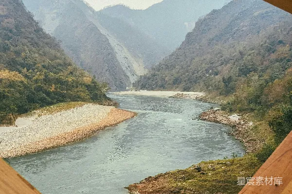 高清摄影 窗前的一河一山之景