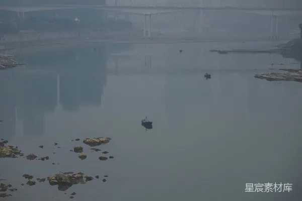 高清摄影 背景中有座桥的一片水域