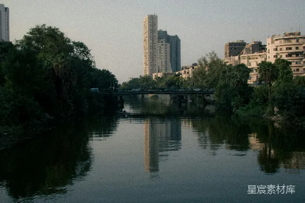 高清摄影 一座被高大建筑环绕的水域