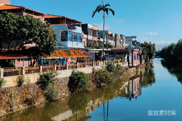 高清摄影 一条河流穿过一座城市旁边有许多高建筑物
