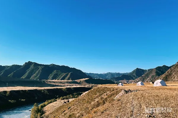 高清摄影 山坡上远眺的河与山