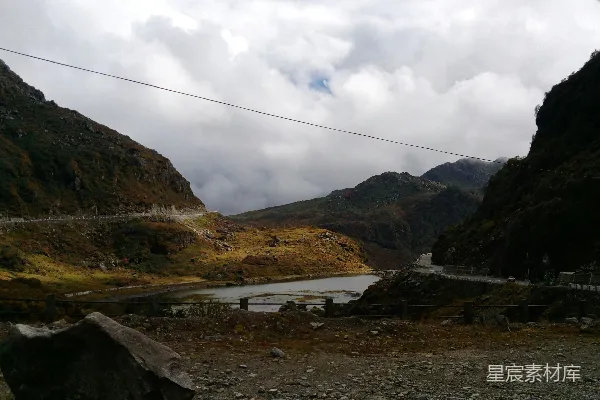 高清摄影 白云下的棕色山峦在白天