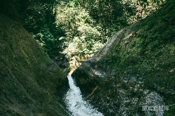 高清摄影 白天，在绿色草地覆盖的山之间的河流