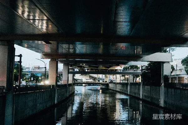 高清摄影 桥下水道傍晚时分