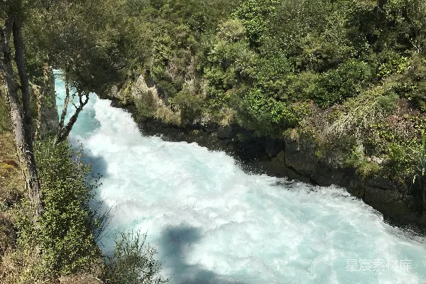 高清摄影 一条河流穿过一片浓绿的森林