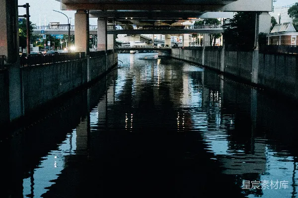 高清摄影 桥下，运河映照着傍晚城市的灯光。