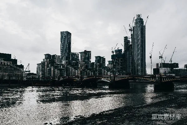 高清摄影 城市建筑附近河上的白天桥梁