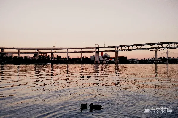 高清摄影 夕阳下桥的轮廓映衬在水面之上