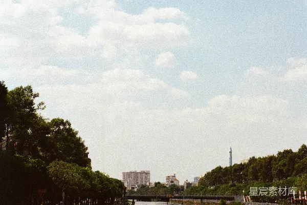 高清摄影 河边停着几艘船，背景是城市景观。