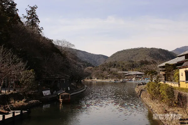 高清摄影 近旁有建筑的水域