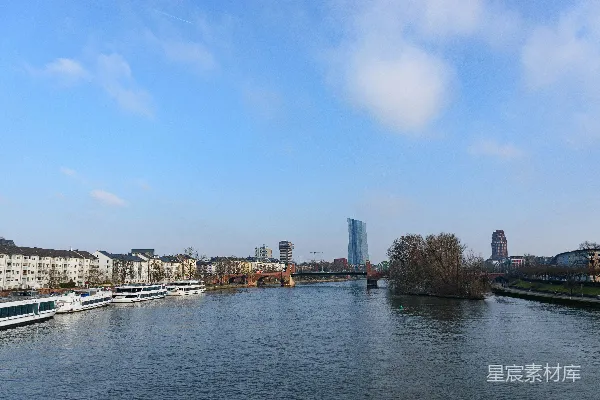 高清摄影 一条河流流经一座有建筑和桥梁的城市。
